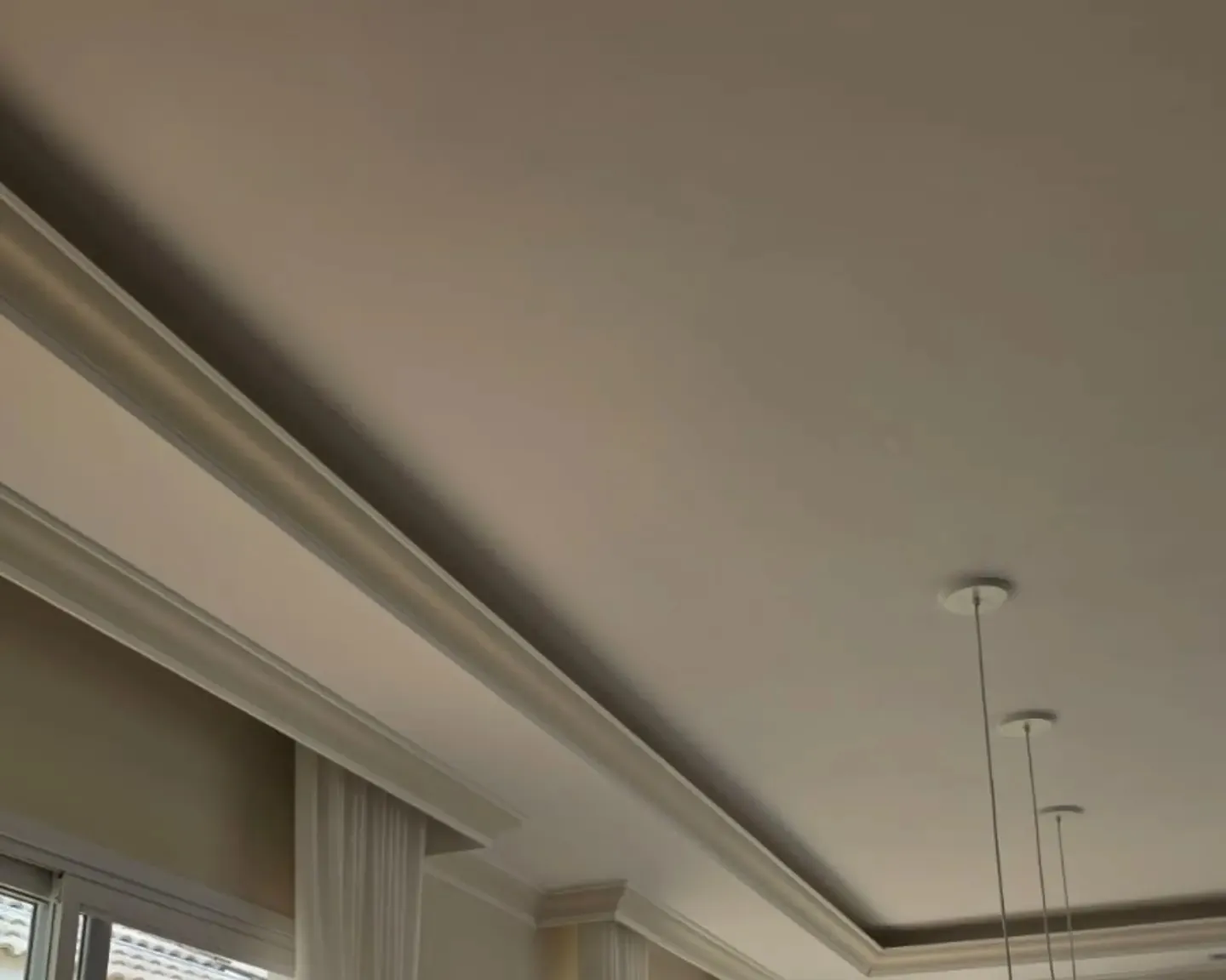 Sala com teto em sanca, moldura de gesso e pendentes